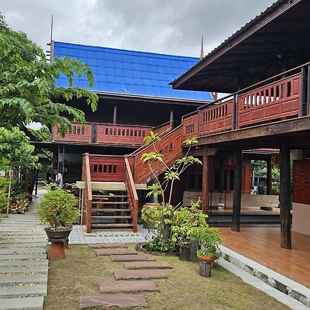 Nipatra Homestay Bangkok Bagian luar foto