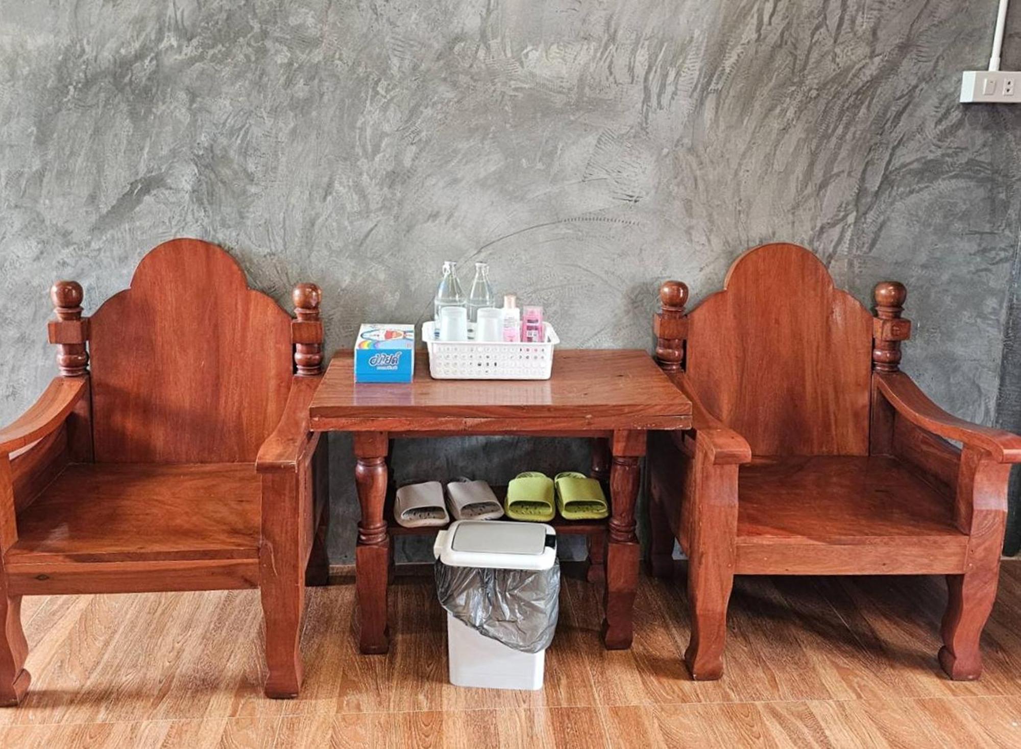 Nipatra Homestay Bangkok Bagian luar foto