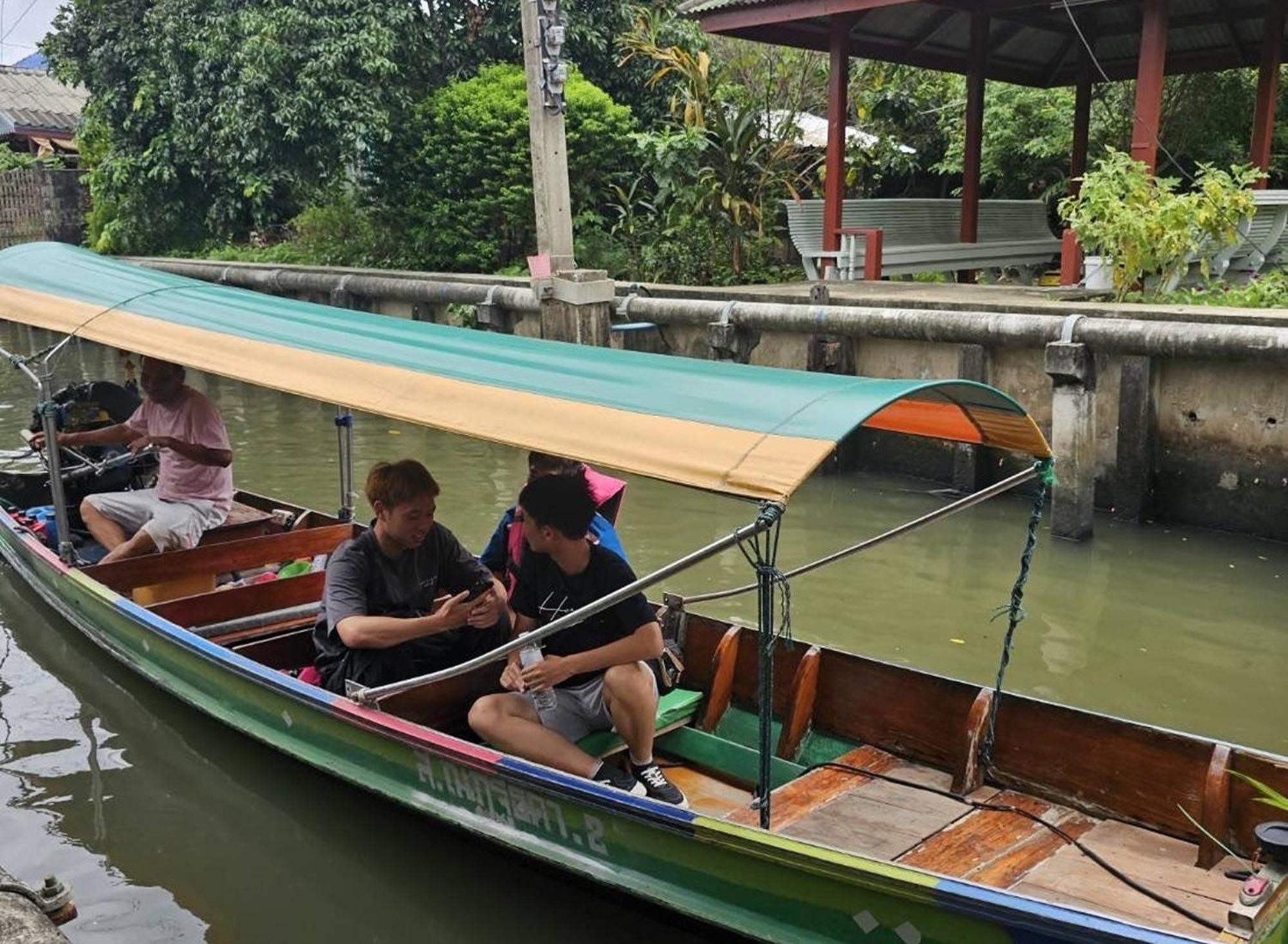 Nipatra Homestay Bangkok Bagian luar foto