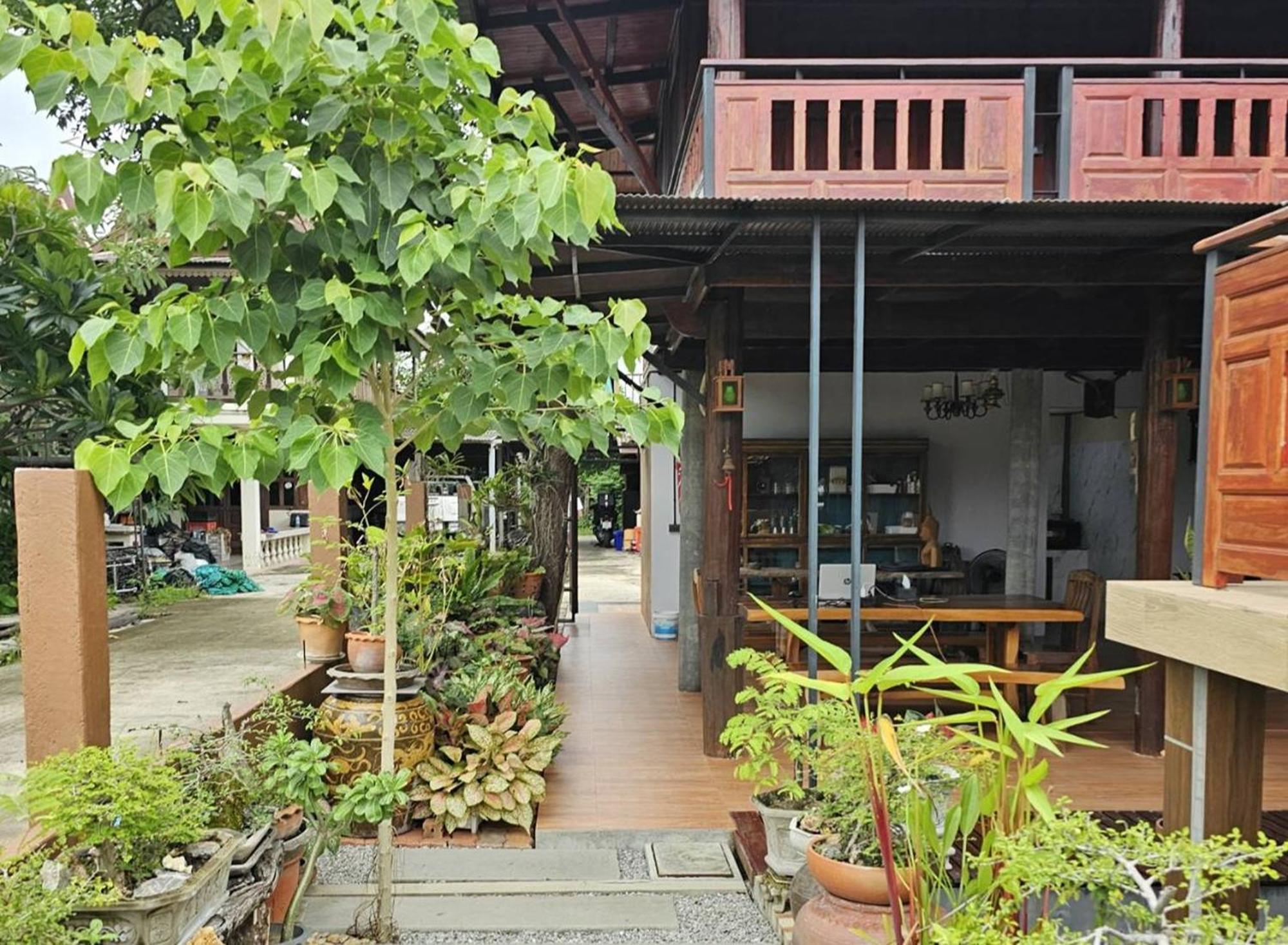Nipatra Homestay Bangkok Bagian luar foto