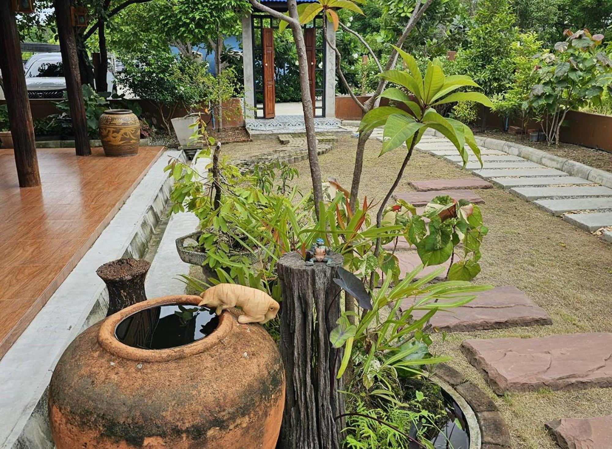 Nipatra Homestay Bangkok Bagian luar foto
