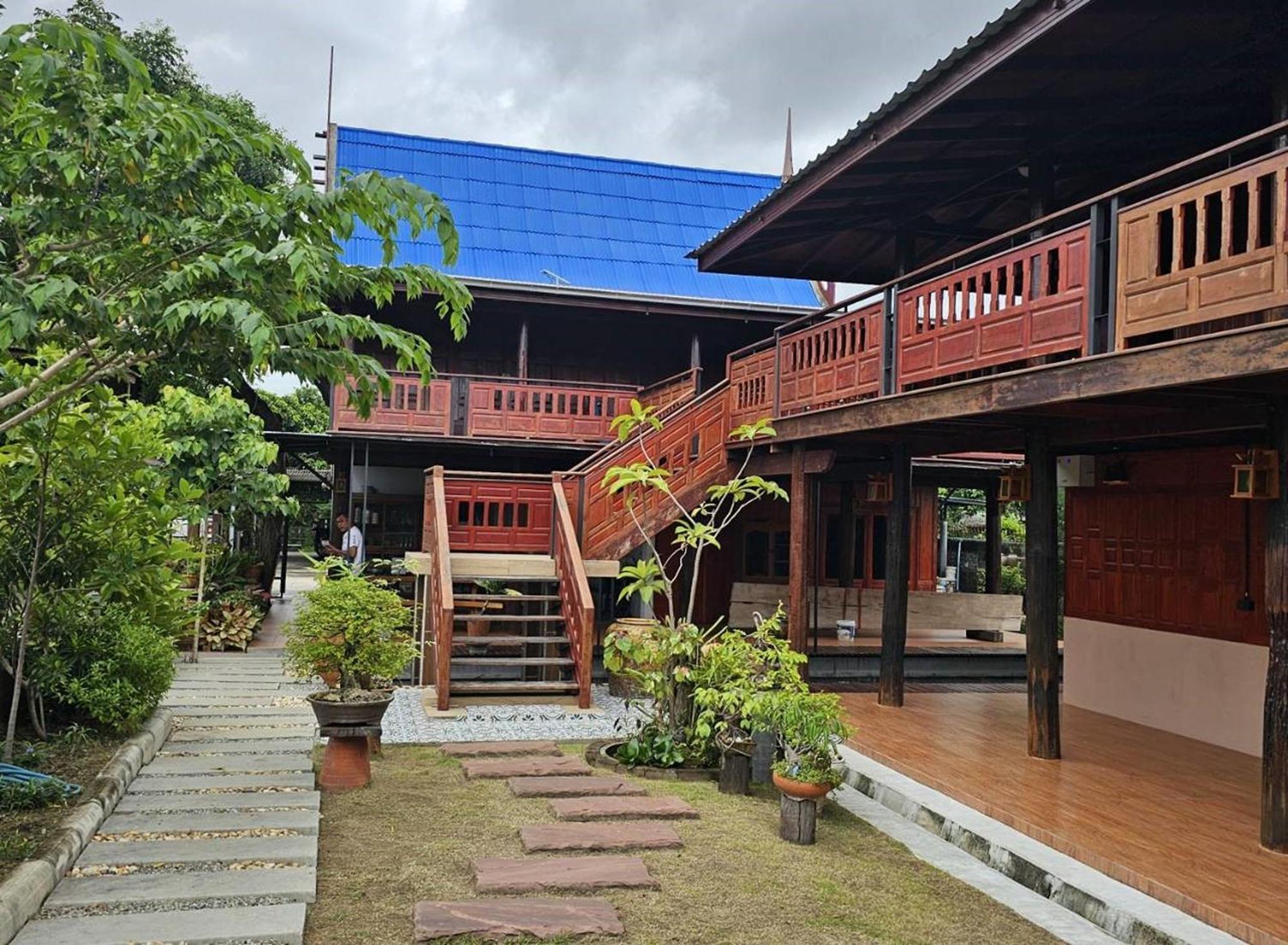 Nipatra Homestay Bangkok Bagian luar foto